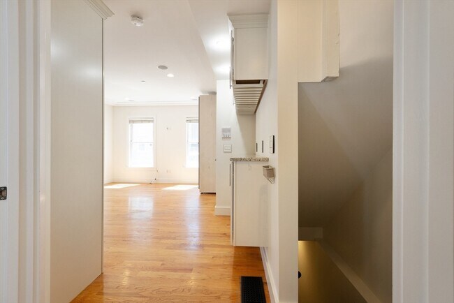 Building Photo - 105 D St