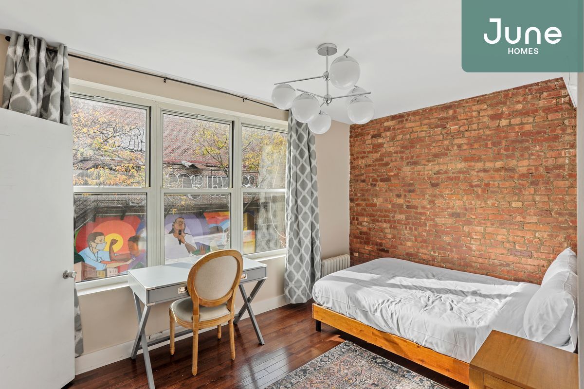 Foto principal - ROOM ONLY in 3-bed/1.0-bath Home