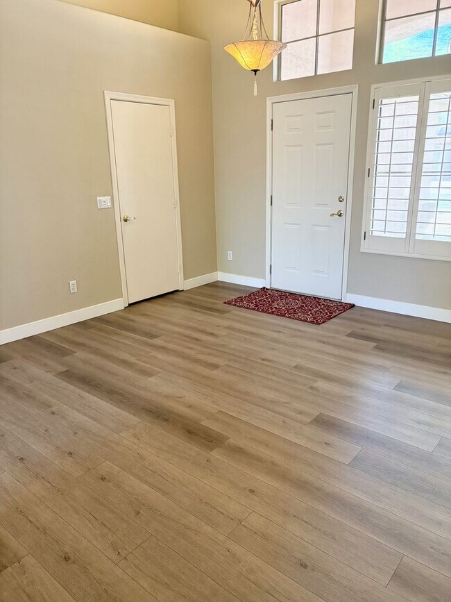 Foto del edificio - **BEAUTIFUL & SPACIOUS 3 BEDROOM/2 BATHROO...