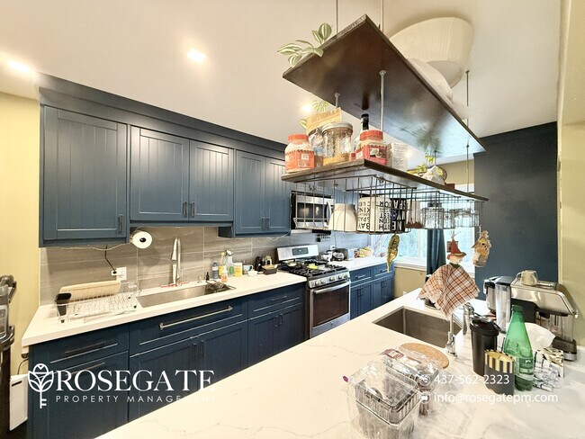 Photo du bâtiment - Spacious 3-Floor Semi-Detached Home with Huge Backyard & 3 Parking Spaces – Scarborough