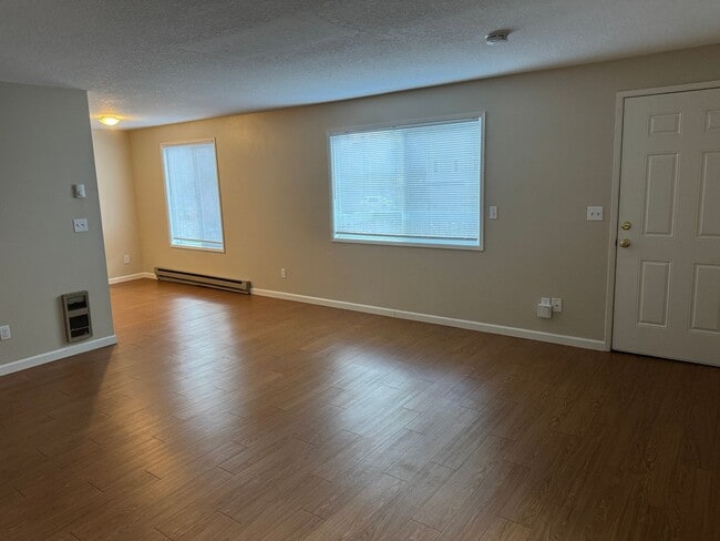 Foto del edificio - Spacious 2br/1.5ba 2-level Apt with washer/dryer included