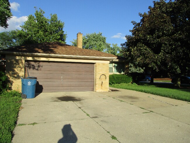 Building Photo - 908 E 160th Pl
