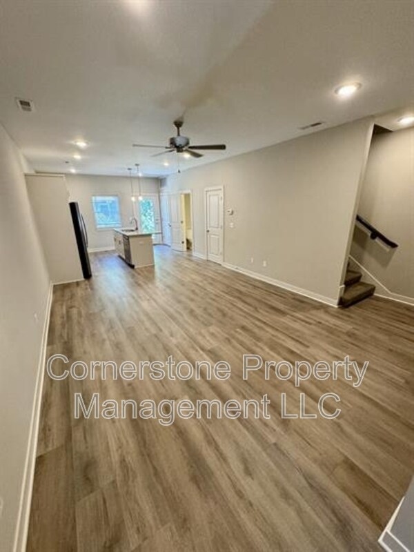 Foto del edificio - 8679 Golden Ln