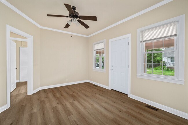 Building Photo - Charming Cottage in sought after Old Hicko...