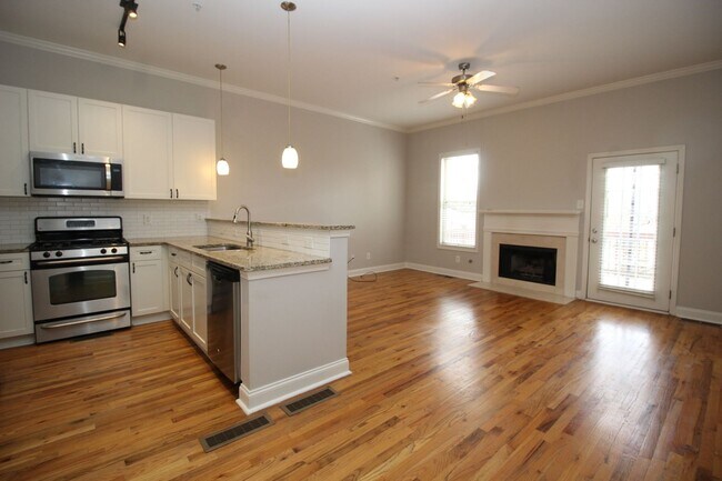 Building Photo - Luxurious Townhome
