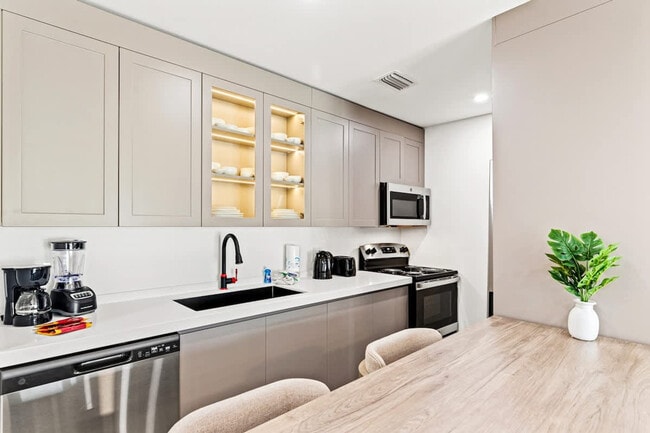 Foto del edificio - 8115 Thomas Dr