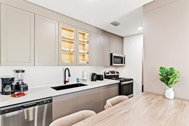 Building Photo - 8115 Thomas Dr