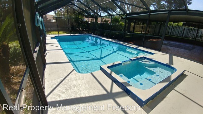 Foto del edificio - 1715 Rose Garden Ln