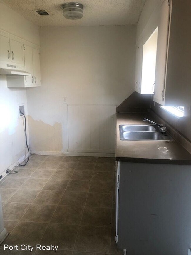 Building Photo - 2 br, 1 bath House - 4402 Westwood Park Dr