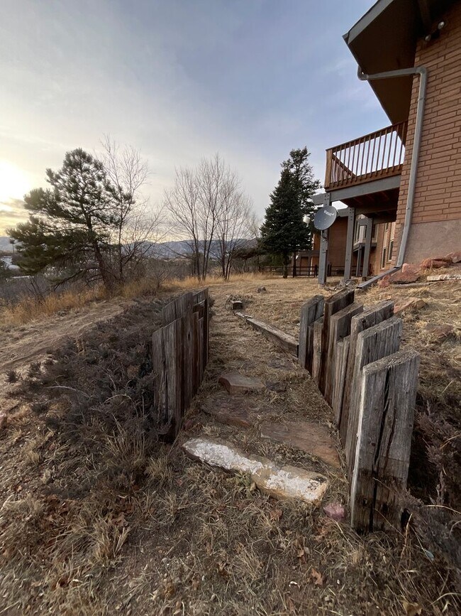 Building Photo - 5 Bedroom Home, 4.61 Acres, Available Near...