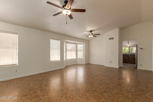 Foto del edificio - 4634 E Grovers Ave