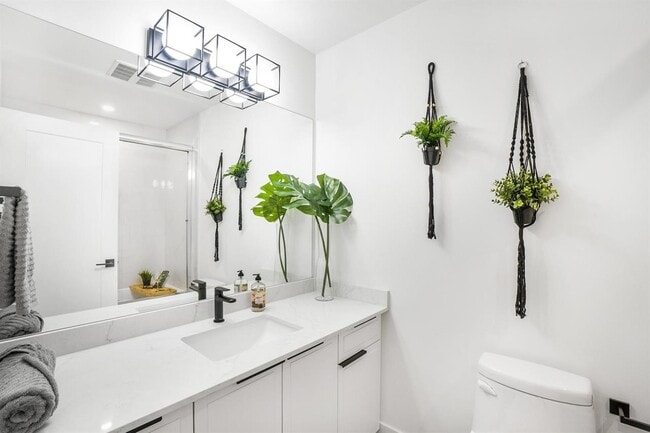 Building Photo - Spacious 4 bed 3.5 Bed Townhome in Panorama Ridge