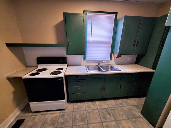 Building Photo - 1-2 bedroom house for rent in Clay Center, KS