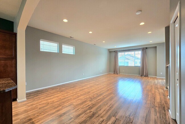 Foto del edificio - 4 Bedroom Home with Lake Views - Pet Friendly - 1/2 off 1st Months rent!