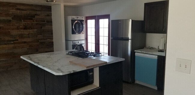 Building Photo - Spacious home