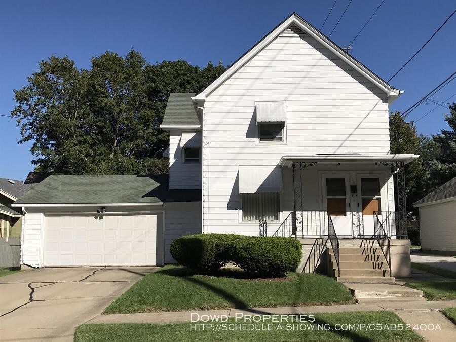 104 S Clayton St Unit Lower, Bloomington, IL 61701 Room for Rent in