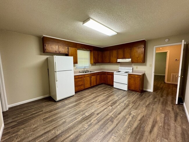 Building Photo - Move-in Ready!