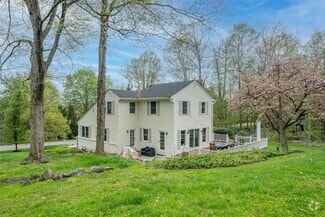 Building Photo - 187 Croton Ave