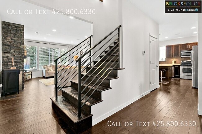 Foto del edificio - Stunning 3-storey Home For Rent in Fife, WA