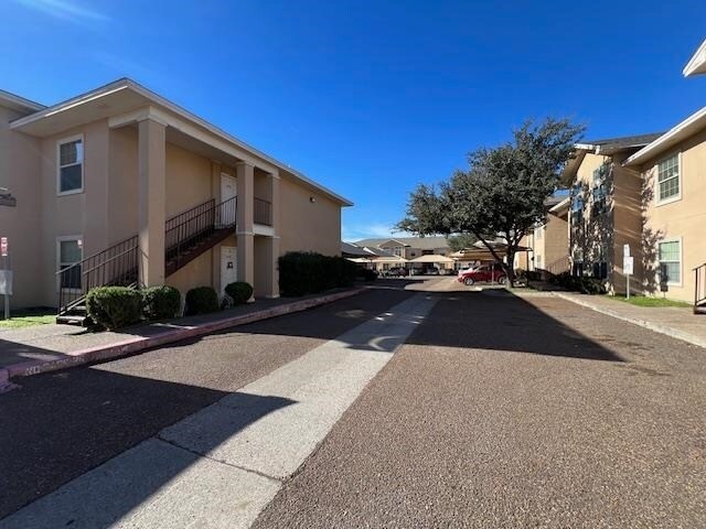 Primary Photo - 2720 Camelot Dr