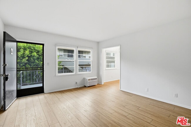 Foto del edificio - 1944 S Beverly Glen Blvd