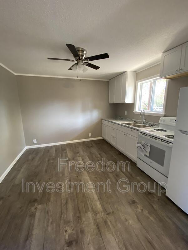 Primary Photo - 248 S Magnolia St