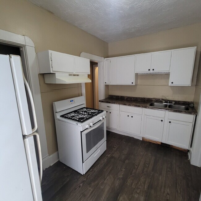 Building Photo - Westside 2BR Top-Floor Duplex
