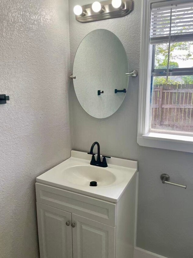 Building Photo - 906 Fields St