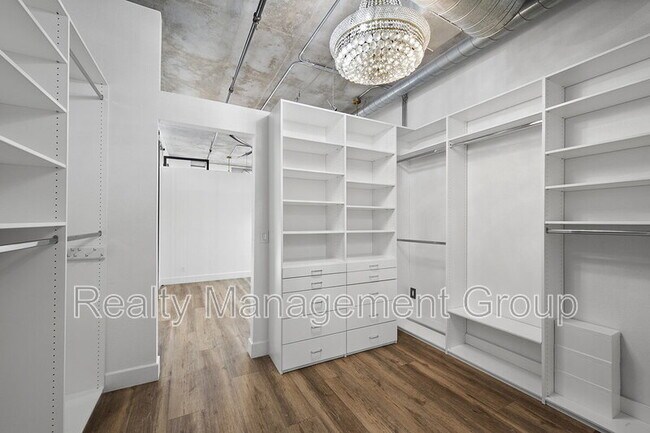 Building Photo - 877 Island Ave