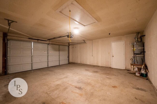 Building Photo - 2188 E Pinedale Ave