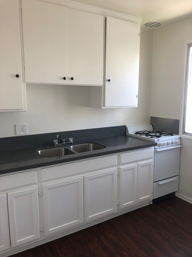 Studio - 2890 Leeward Ave