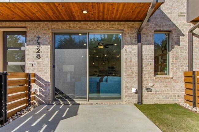 Foto del edificio - Upgraded Mira Lagos townhome with EV Charger and 2 car garage