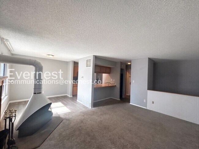 Building Photo - 935 Saturn Dr