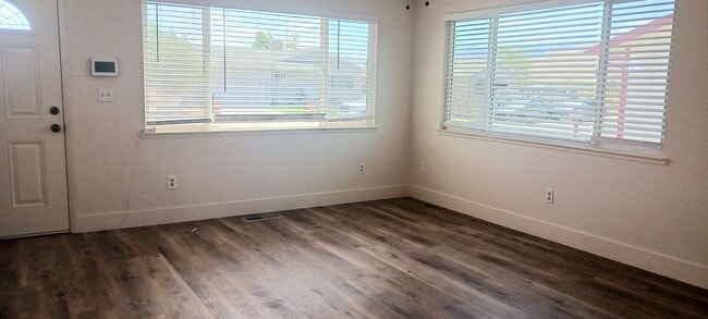 Building Photo - Updated 3 bedroom with A/C and Yard