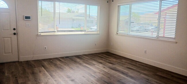 Foto del edificio - Updated 3 bedroom with A/C and Yard