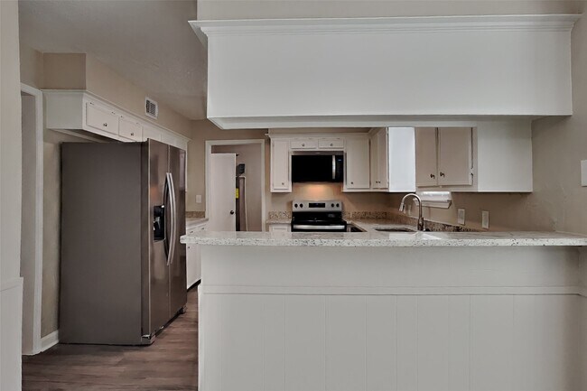 Foto del edificio - 6807 River Ml Dr