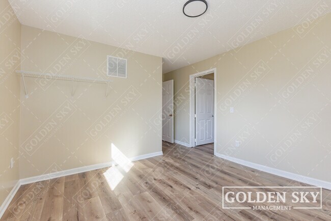 Building Photo - 2915 S Vine St