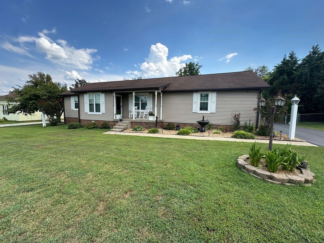 Foto principal - FULLY FURNISHED, SINGLE-FAMILY HOME IN NOR...