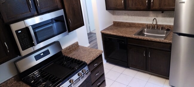 Foto del edificio - 1375 Rebecca Dr