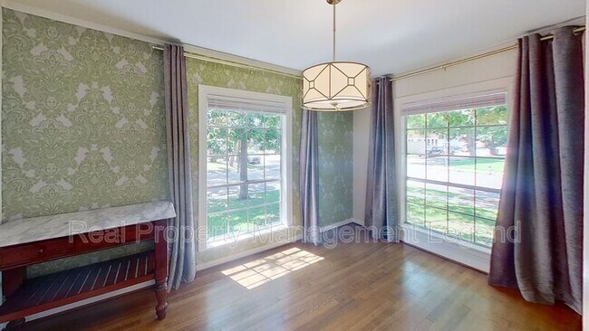 Foto del edificio - 5830 Kenwood Ave