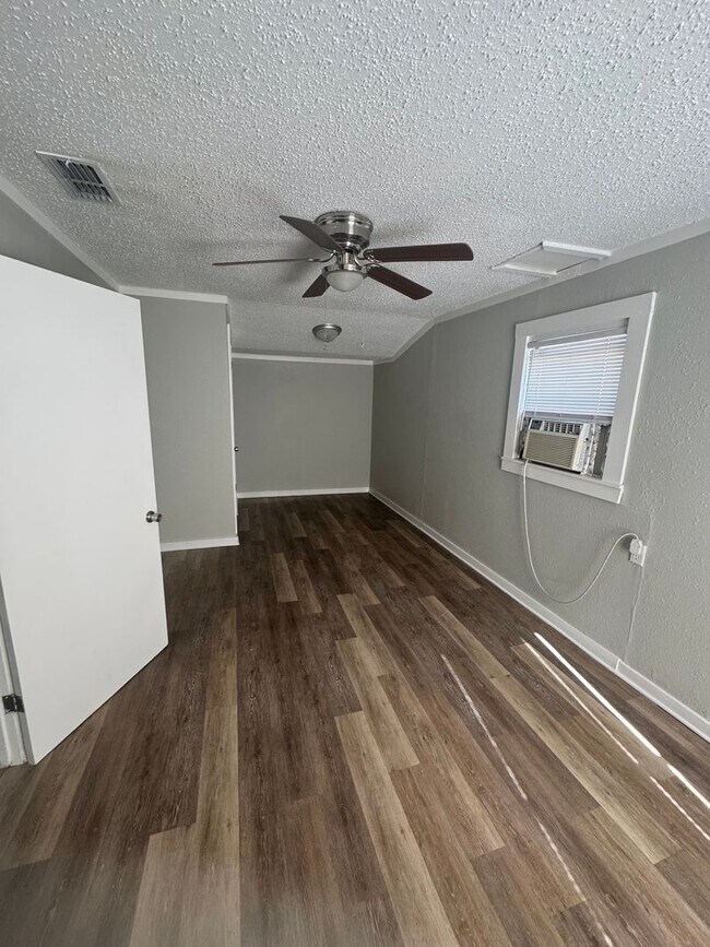 Building Photo - 3 bedroom, 1 bath