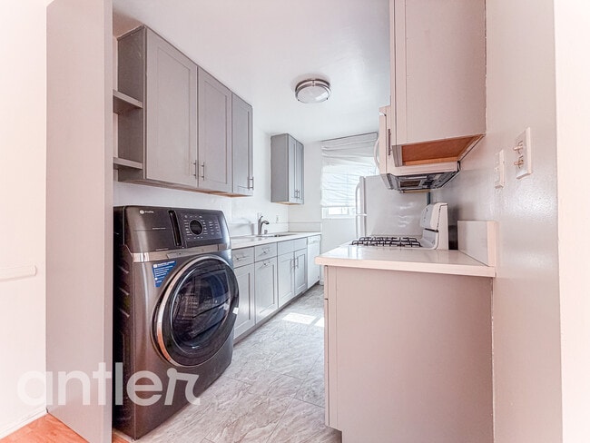 Building Photo - 7959 Romaine St