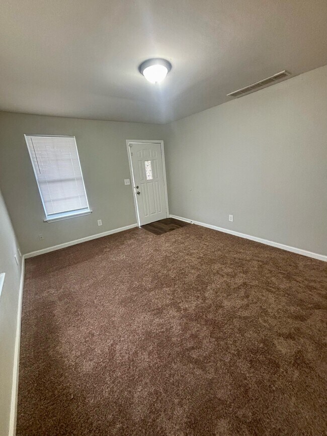 Building Photo - 910 W Whitney Ave