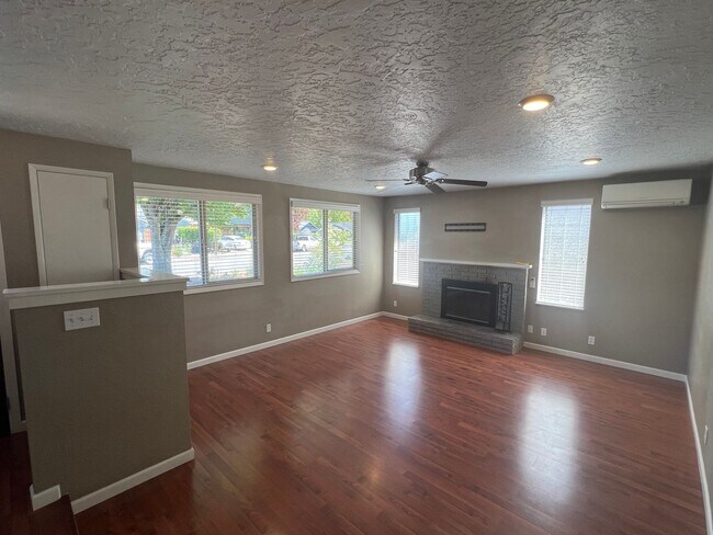 Building Photo - 3 Bedroom / 2.5 Bath Home located in Sprin...