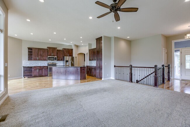Building Photo - Spacious & Stylish 5 Bedroom In Prime Elkh...