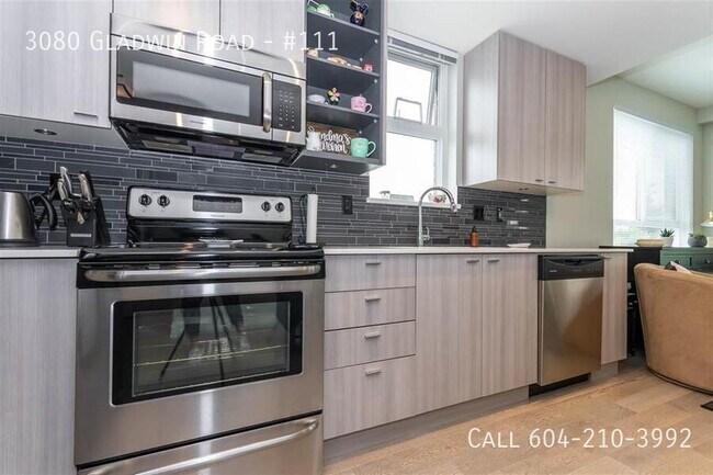 Photo du bâtiment - End Unit with Large Patio