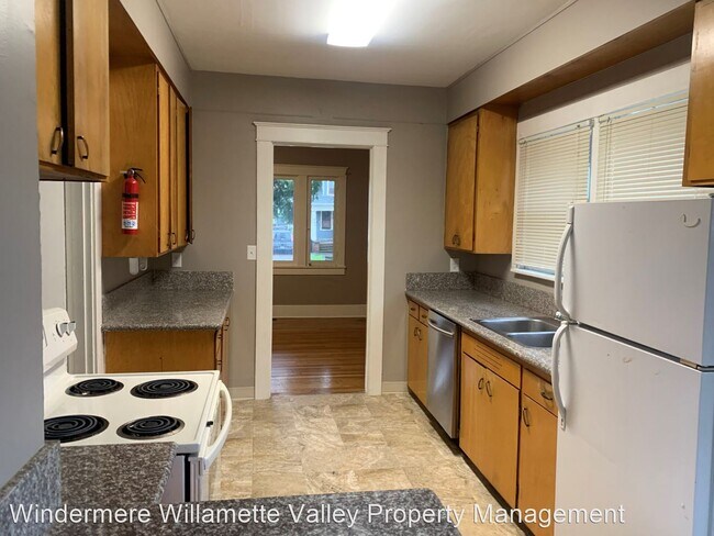 Foto del edificio - 5 br, 2.5 bath House - 955 NW Van Buren Ave