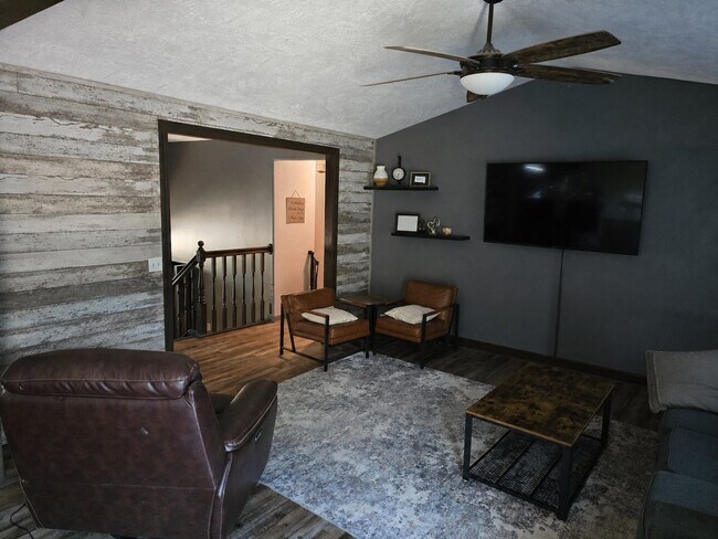 Foto del edificio - 320 W 5th St