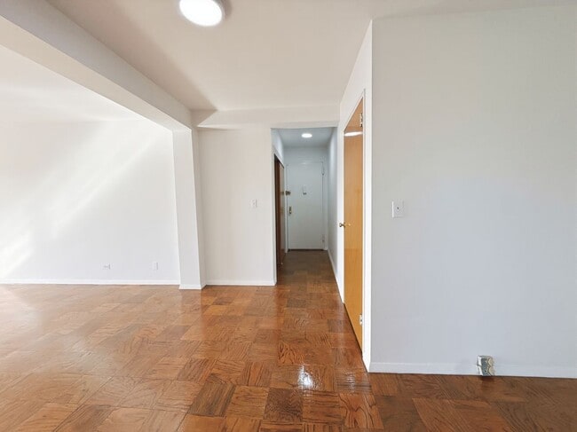 Foto del edificio - 3240 Riverdale Ave