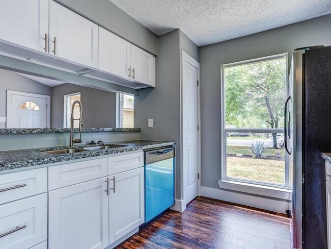 Foto del edificio - 2202 Cedar Bend Dr